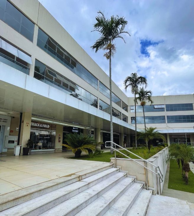 Prédio comercial onde fica a Clínica Porto, em Arujá